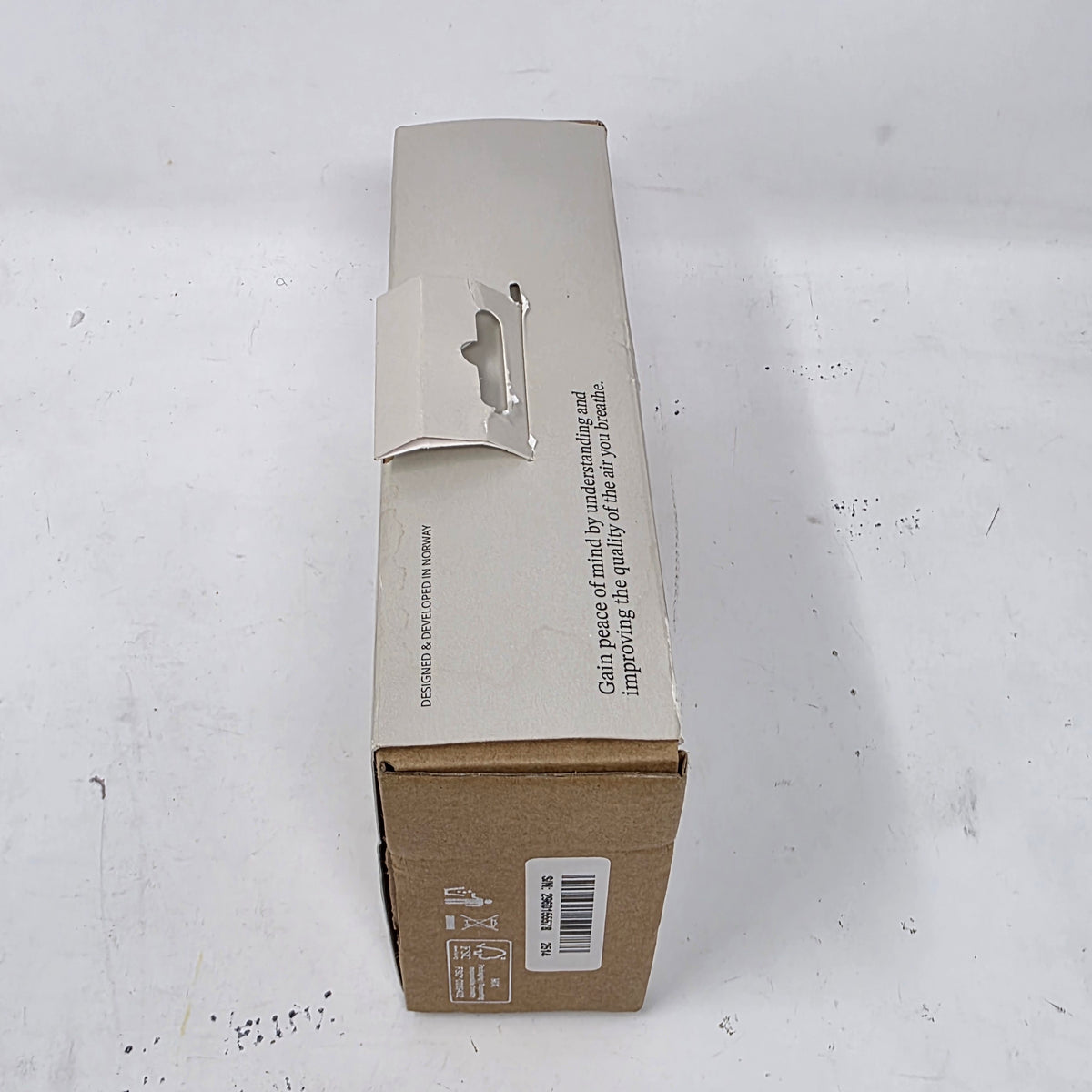 New Airthings 2960 View Plus Air Quality Monitor White Wi-Fi Battery Powered