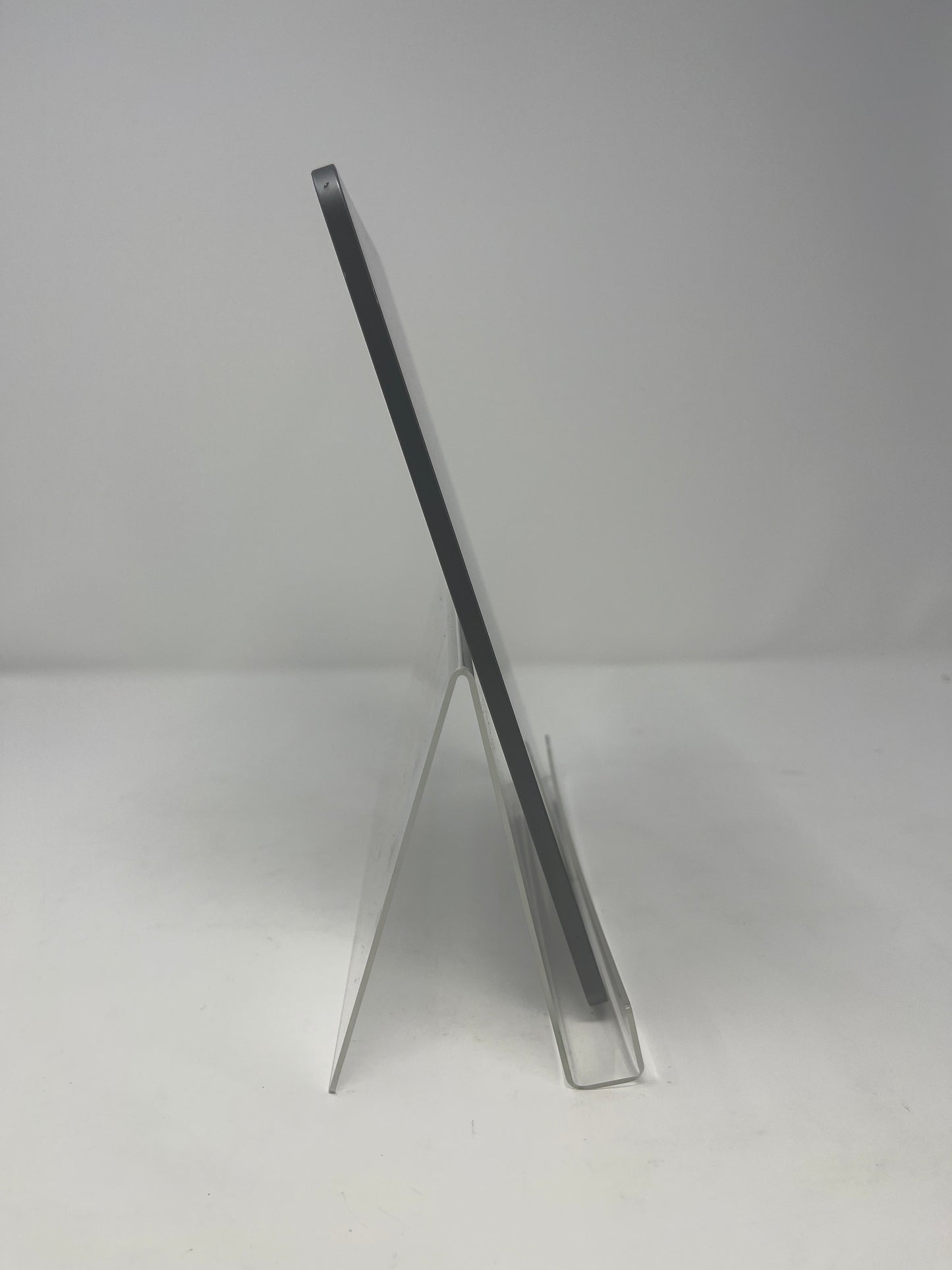 WiFi Only Apple iPad 5th Gen 64GB 18.3.1 SPACE GRAY A2588