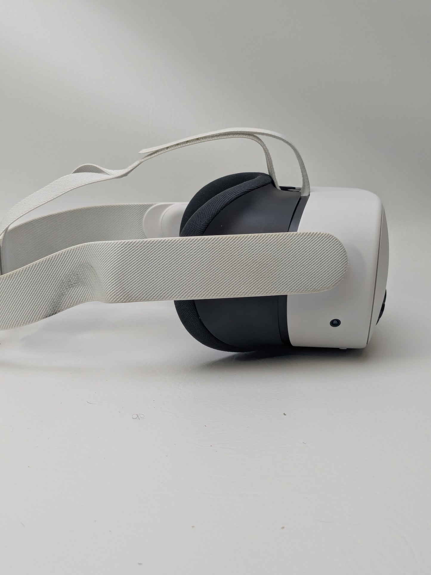 Meta Quest 3S 128GB Standalone All-in-One VR Headset P97