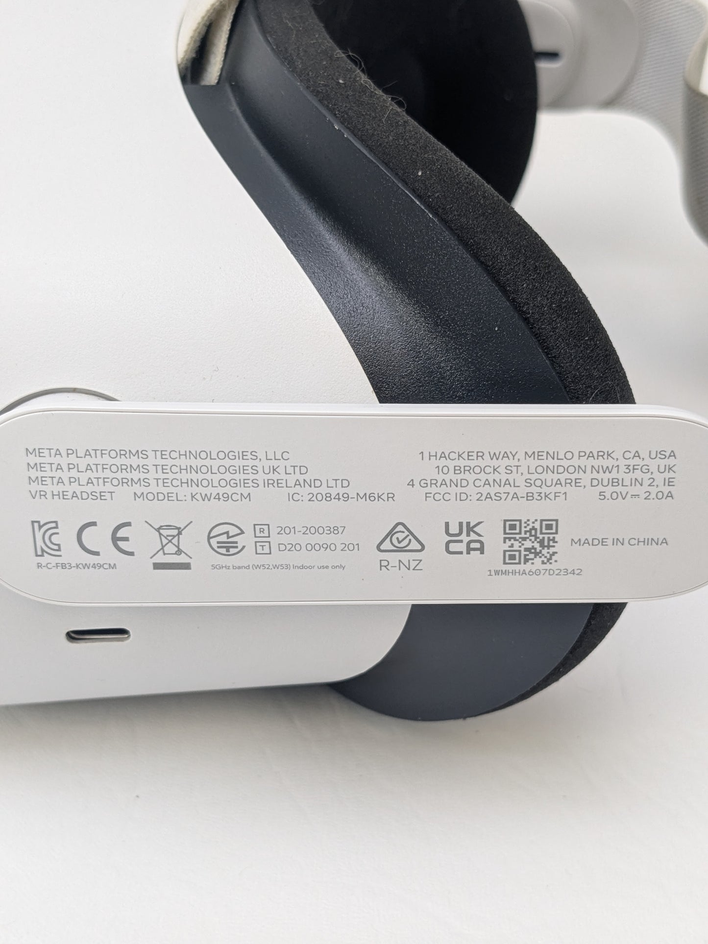 Meta Quest 2 128GB Standalone All-in-One VR Headset KW49CM